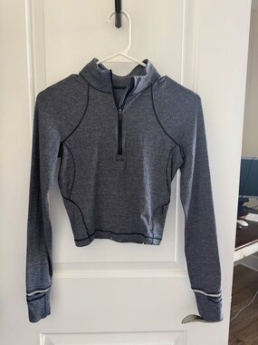 EUC Lululemon Blue Long sleeve crop Run Top Pullover 4